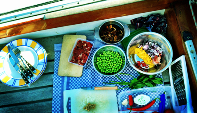 Kochen auf Deck. Segeln, Kochen Proviant