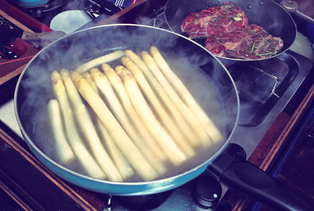 Spargel essen beim Seglen oder Camping