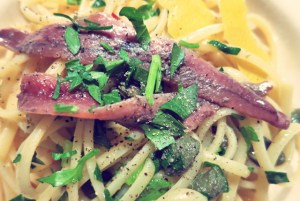 Pasta mit Kapern und Anchovis Segelrezept