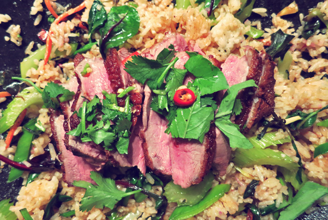 Fried rice ente fertig mit chili und koriander