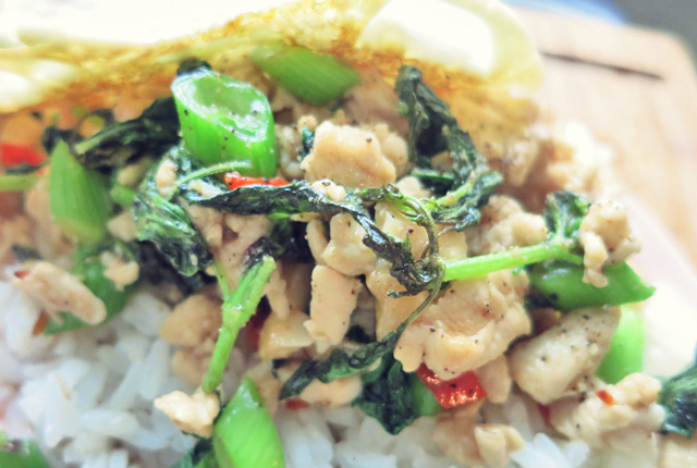 Pad Krapao close up fertig mit Ei