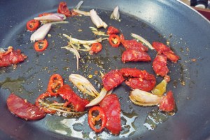 Bordkueche Frühstück Chorizo in Pfanne