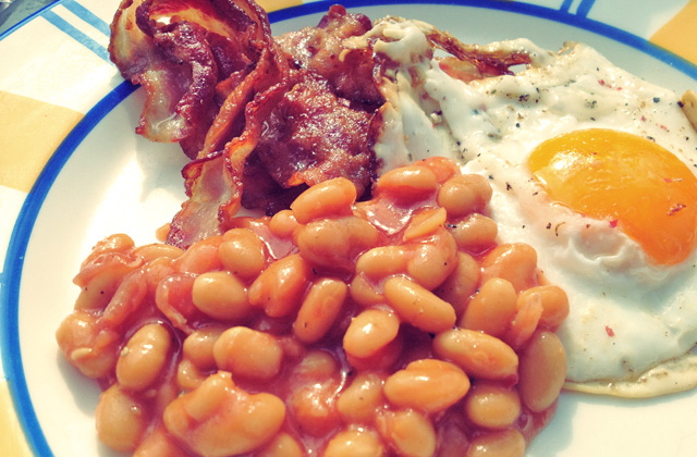 Baked Beans English Breakfast mit Spiegeleiern