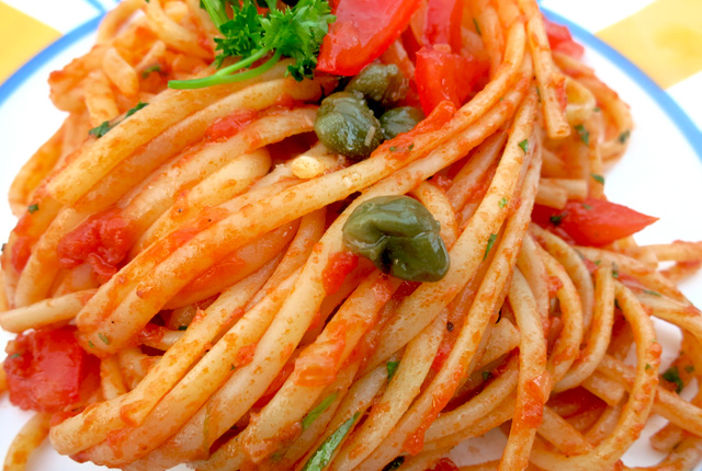 Puttanesasca auf Teller nah