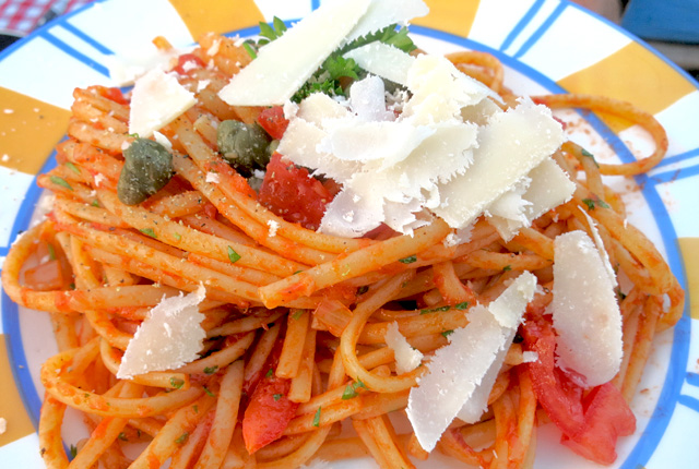 Puttanesasca mit Käse seitlich von oben