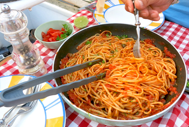 Puttanesasca Pfanne auf Tisch