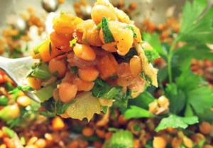 Linsensalat. Was kochen beim Segeln, in der Kombüse oder Camping?