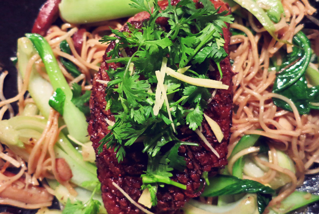 Wok Nudeln. Was kochen beim Segeln und in der Kombüse?