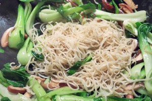 Wok Nudeln. Was kochen beim Segeln und in der Kombüse?