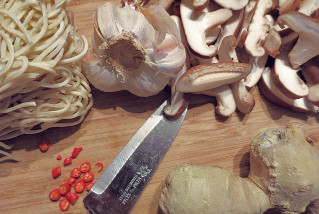 Wok Nudeln. Was kochen beim Segeln und in der Kombüse?