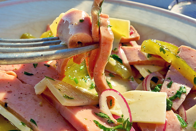 Schweizer Wurstsalat Originalrezept – endlich Biergarten-Feeling im ... Schweizer Wurstsalat Originalrezept – endlich Biergarten-Feeling im ...