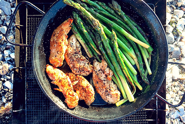 Kochen an Bord: Grill von oben Paellapfanne auf Avernakø