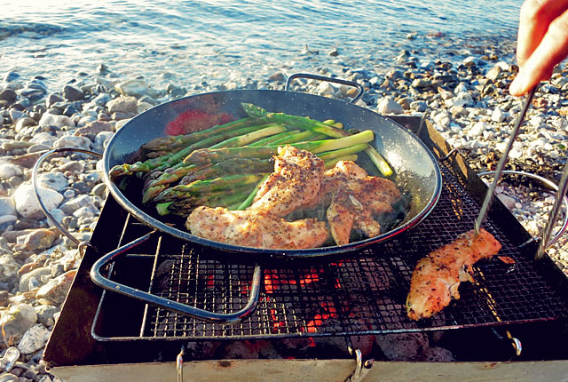 Bordküche ist Strandküche Avernakø Paellapfanne auf Grill Spargel und