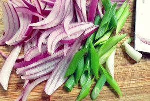 Rote Zwiebel für Bordrezept Yam Pla Muek