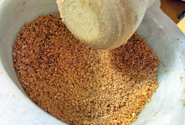 Baba Ganoush Sesampaste im Mörser