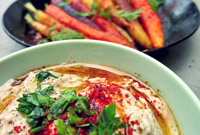 Bundmöhren mit Baba Ganoush und Piment dÉspelette