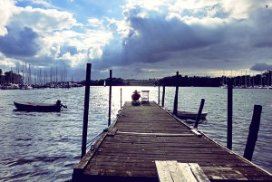 Dyvig Mann im Liegestuhl Badesteg