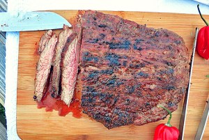 BBQ-Flanksteak auf Holzbrett aufgeschnitten