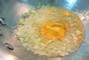 Kartoffelsalat Senf und Zwiebeln Sauteuse