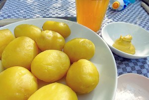 Bord-Rezept: Kartoffel geschält in Abendsonne