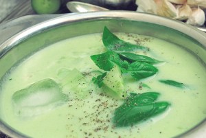 Geeiste Gurkensuppe mit Gin