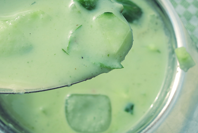 Sommerlich: Geeiste Gurkensuppe an Bord