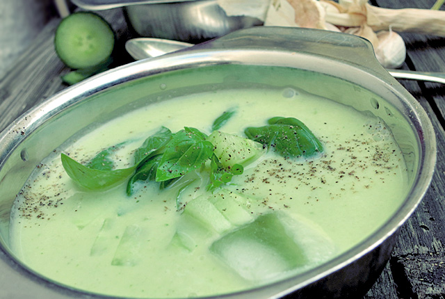 Blitz Gurkensuppe mit Eis und Basilikum