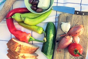 Alle Zuaten für griechischen Brotsalat