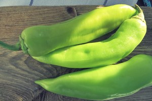 Grüne türkische Paprika für Brotsalat Bordrezept