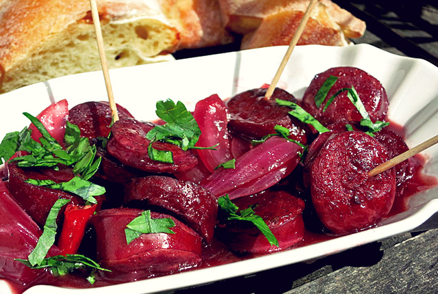 Kochen an Bord: Spanische Paprikawurst in Rotwein geschmort