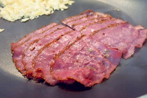 Patrami oder Corned Beef gehören ins Reuben Sandwich