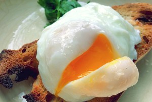 Acorda-Alentejano Brotsuppe mit Ei auf Brot