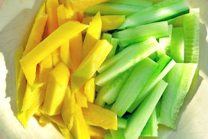 Mango Gurkensalat, einfache Zutaten an Bord