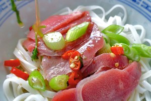 Schnelle Pho Bo Brühe angießen