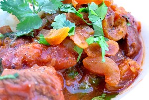 Die See kocht Marokkanisches Tajine in Kombüse