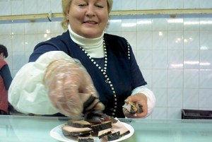 Probierhappen Räucherfleisch im Zentralmarkt von Riga