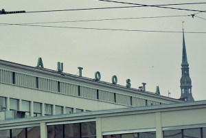 Autoosta und der Himmel von Riga