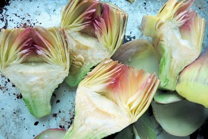 Artischocken richtig putzen: Halbiert und geschnitten