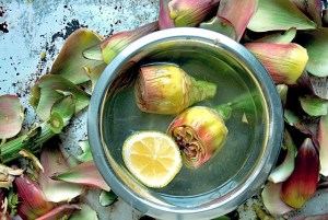 Die See kocht: Artischocken und Fregola