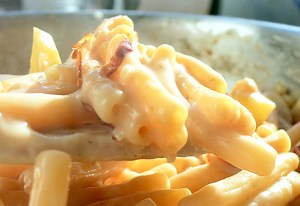 Schlotzige Alpen Makkaroni auf Gabel