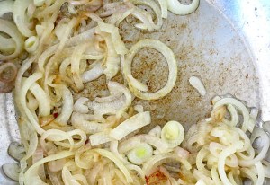 Alpenmakkaroni Zwiebeln anbraten