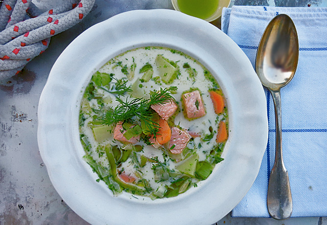 Lohikeitto Lachssuppe Finnland auf Teller mit Löffel