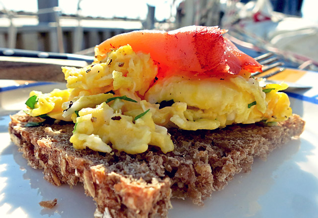 Smörrebröd mit schönem Rührei an Deck