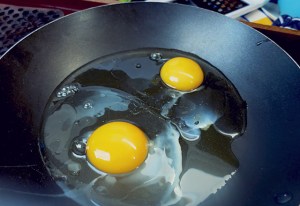 Instant Rührei direkt in Pfanne, schnelle Bordküche