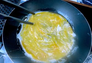 Ei verklepppern in Pfanne, Bordküche