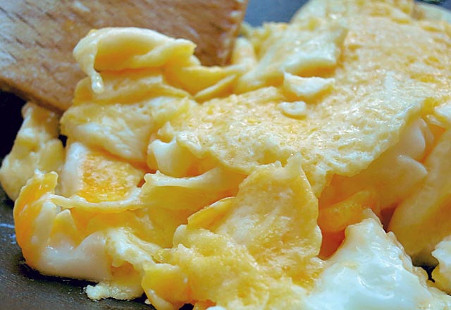 Rührei mit Textur goldgelb Bordküche