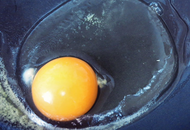 Ei in Pfanne für perfektes Rührrei