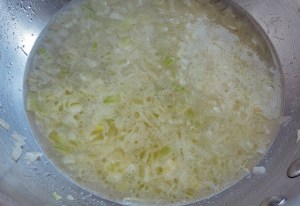 Zwiebelsud für Fischsuppe mit Skrei