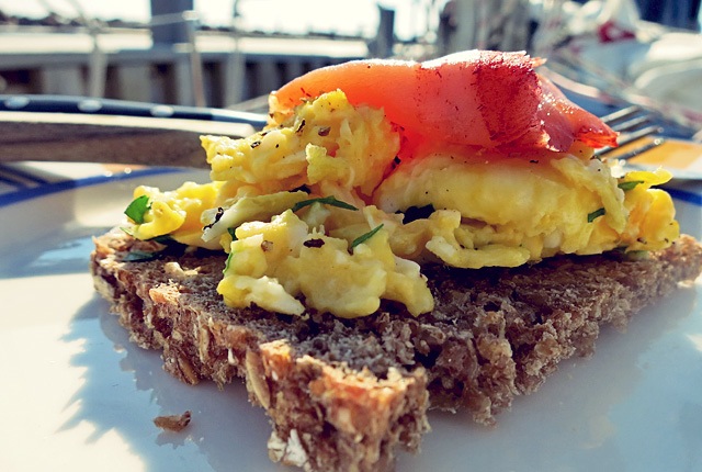 Bordküche Perfektes Rührrei auf Vollkornbrot