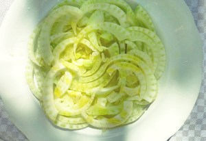 Fenchel carpaccio geschnitten und mariniert
